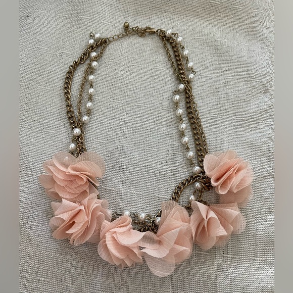 Jewelry - Floral and pearl necklace